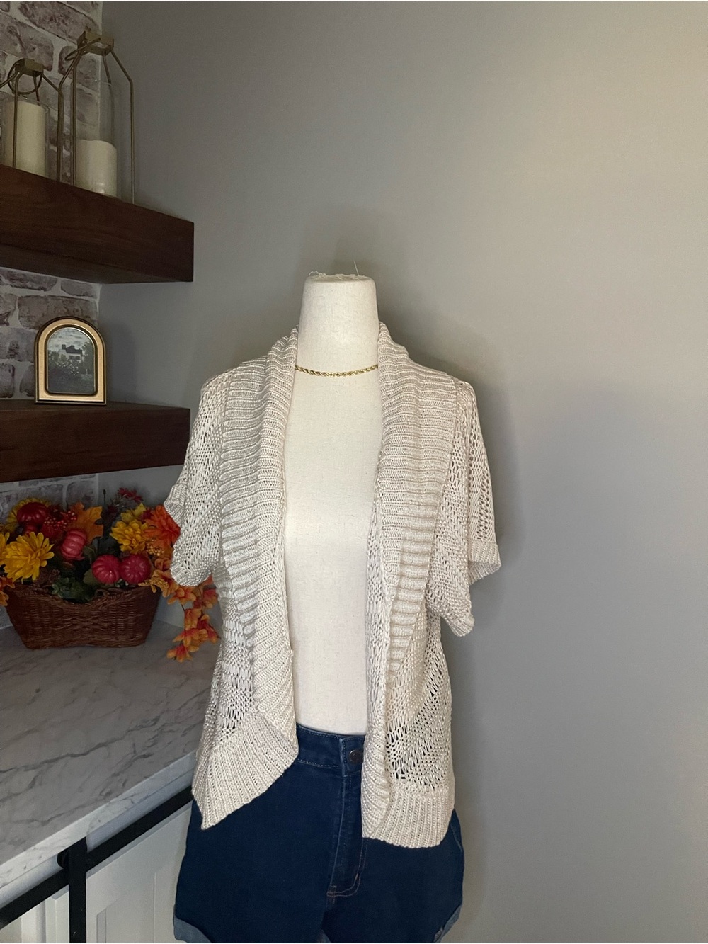 Daisy Fuentes Open Front Short Sleeve Cardigan in Cream Size Medium Like New
